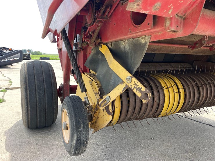 new-holland-br780-image-19