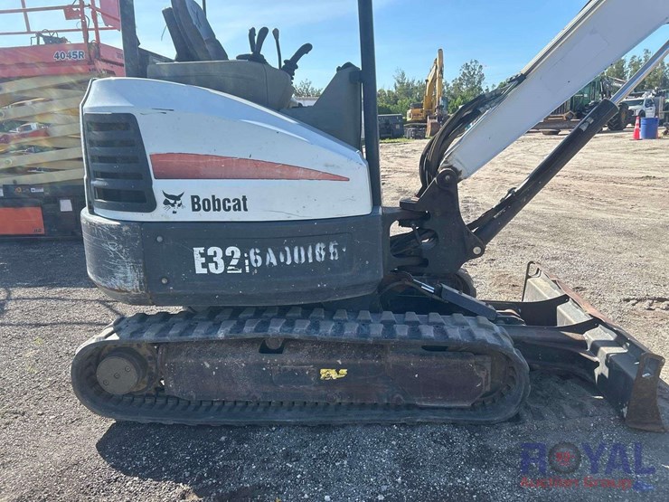 2016-bobcat-e32i-image-21