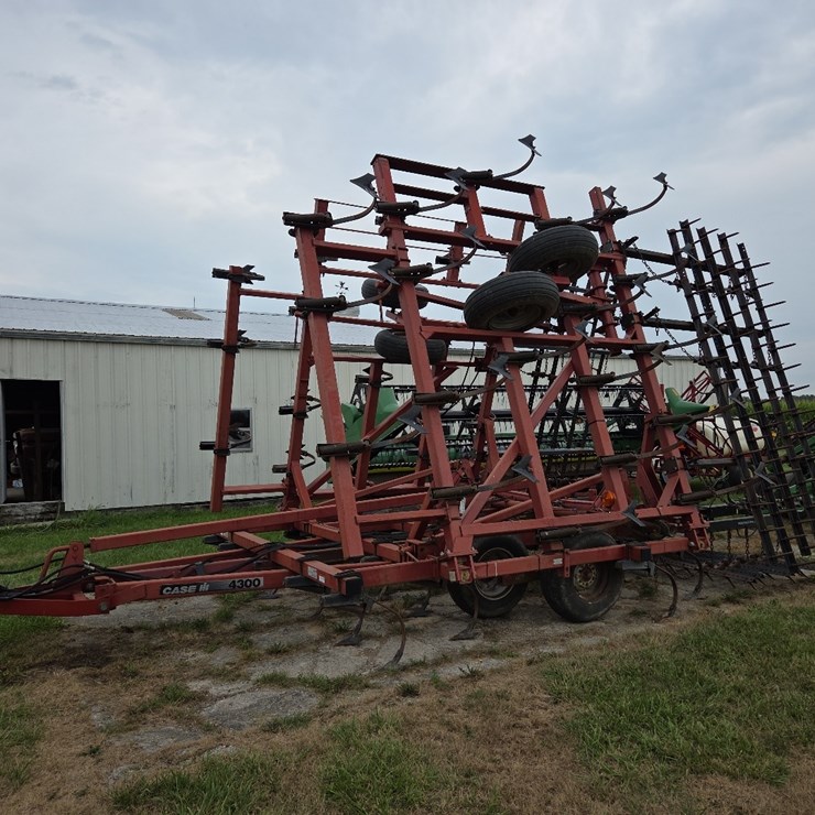 32’ CIH 4300 field cultivator