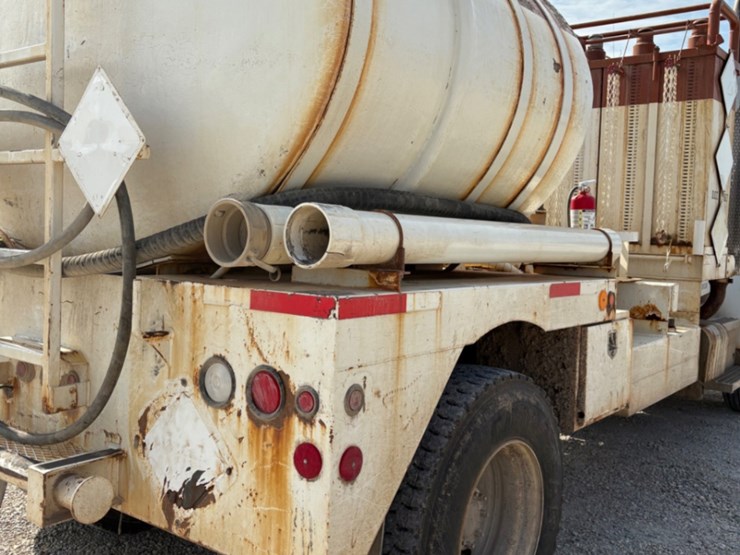 2011-peterbilt-337-image-7