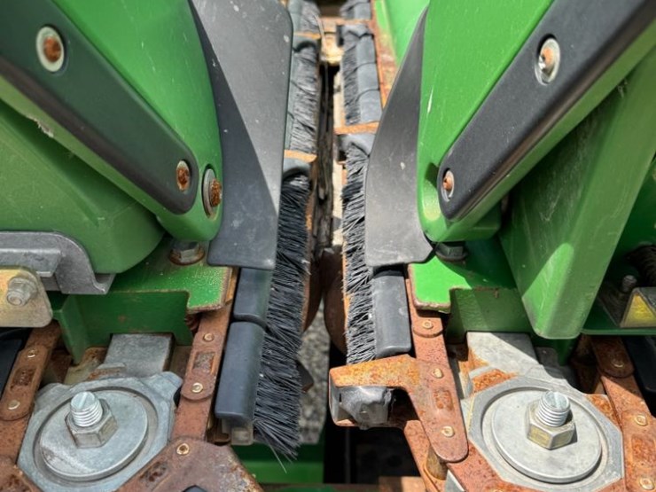 2010-john-deere-608c-image-16