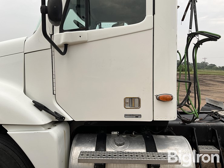 2004-freightliner-columbia-120-image-17