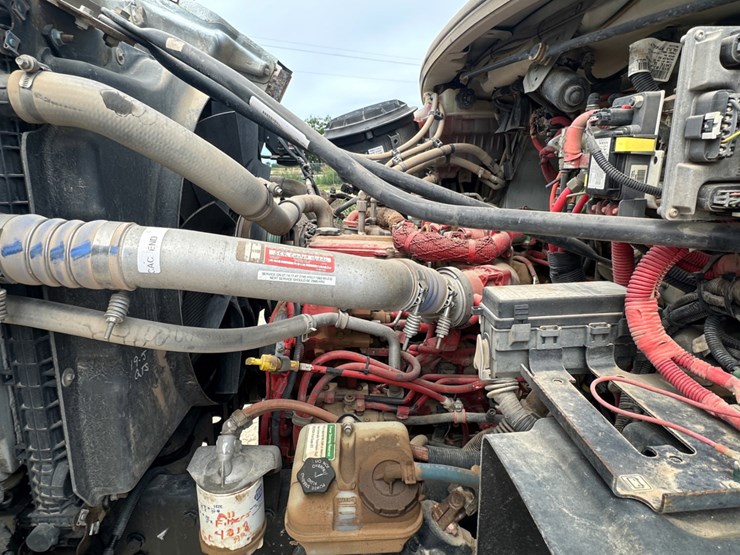 2014-freightliner-108sd-image-14