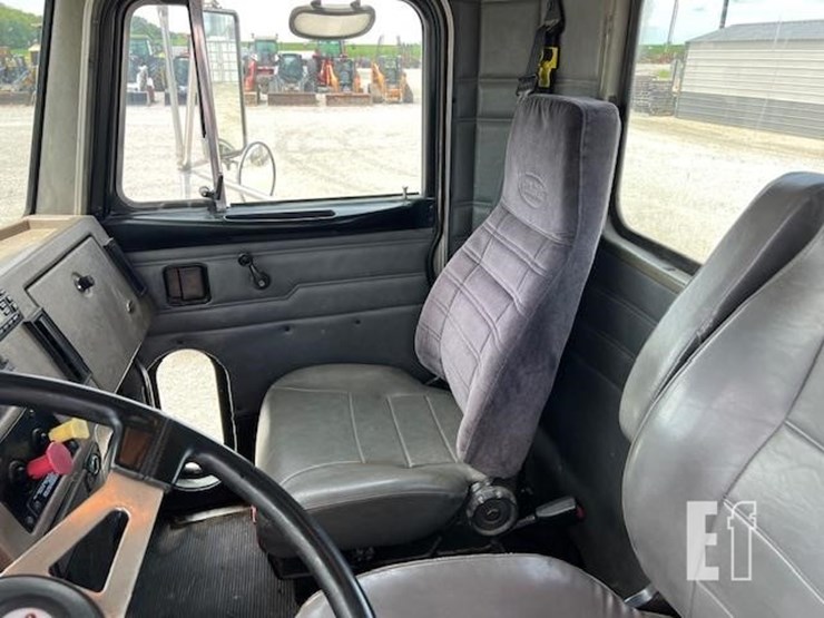 2003-peterbilt-330-image-38