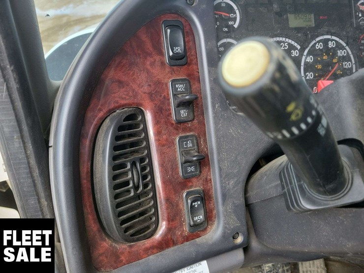 2013-freightliner-108sd-image-15