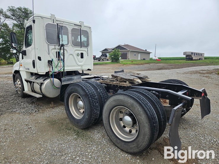 2016-freightliner-cascadia-125-image-7