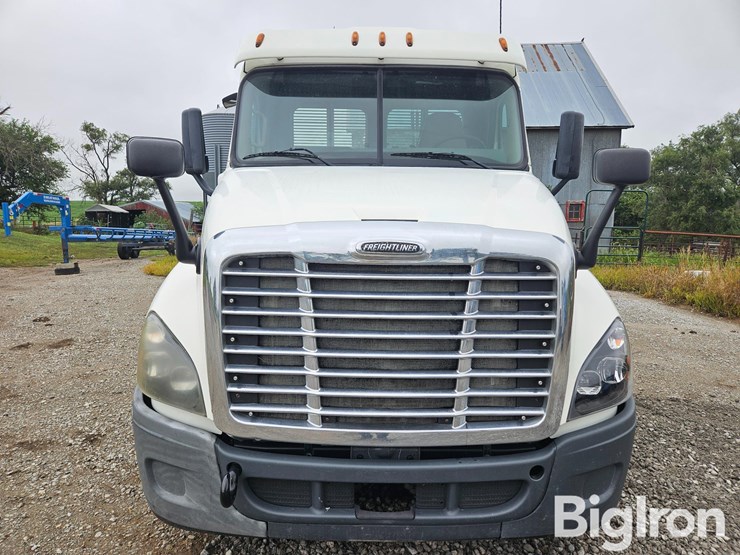 2016-freightliner-cascadia-125-image-2
