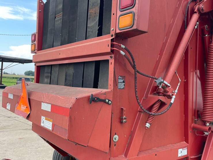 new-holland-br780-image-41