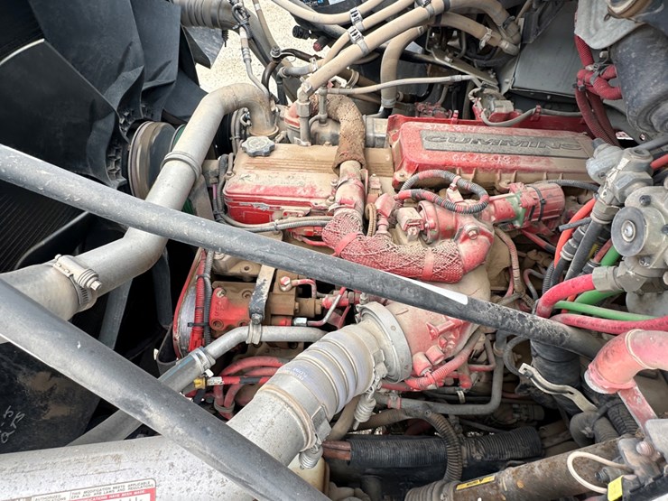 2014-freightliner-108sd-image-15