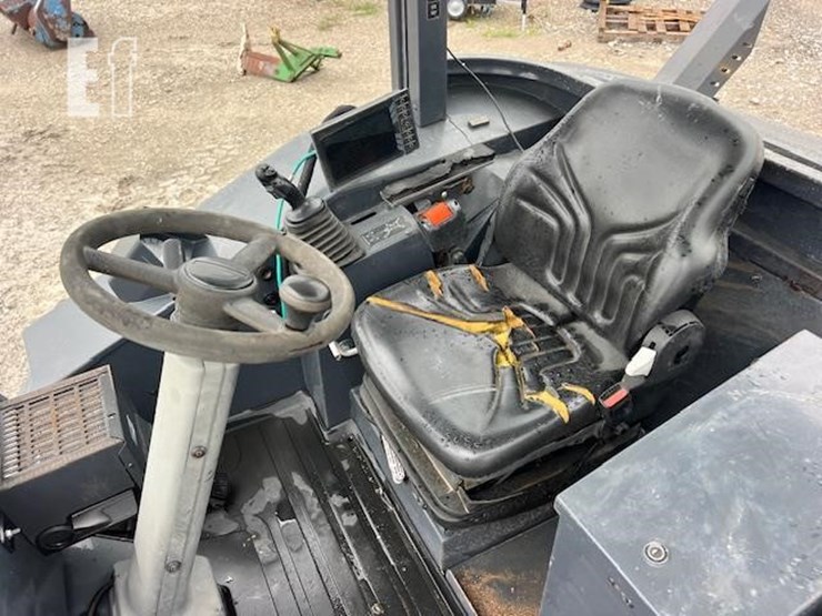 2020-deere-204l-image-31