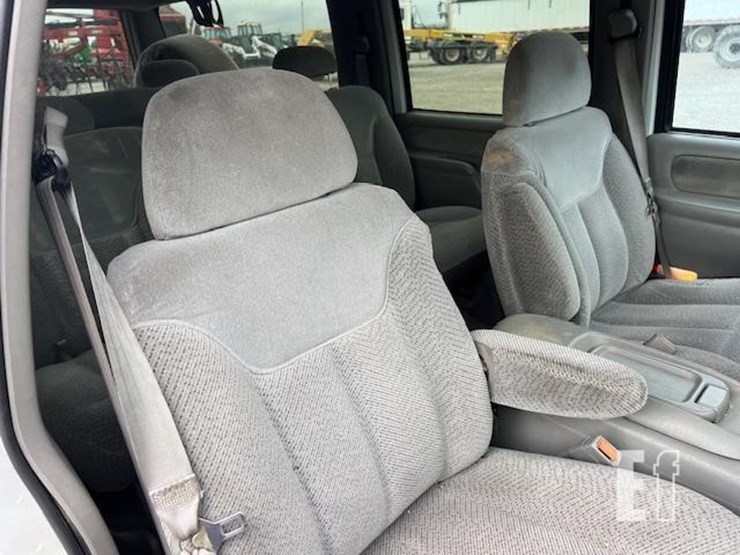 1999-chevrolet-suburban-image-26