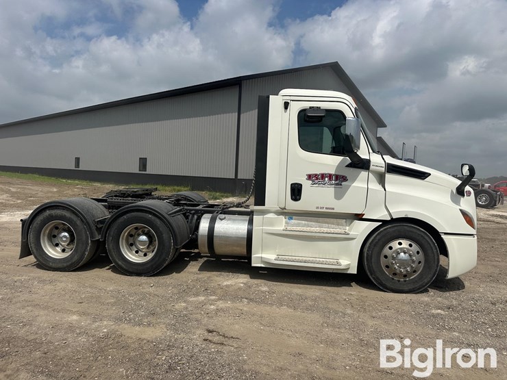 2019-freightliner-cascadia-126-image-4