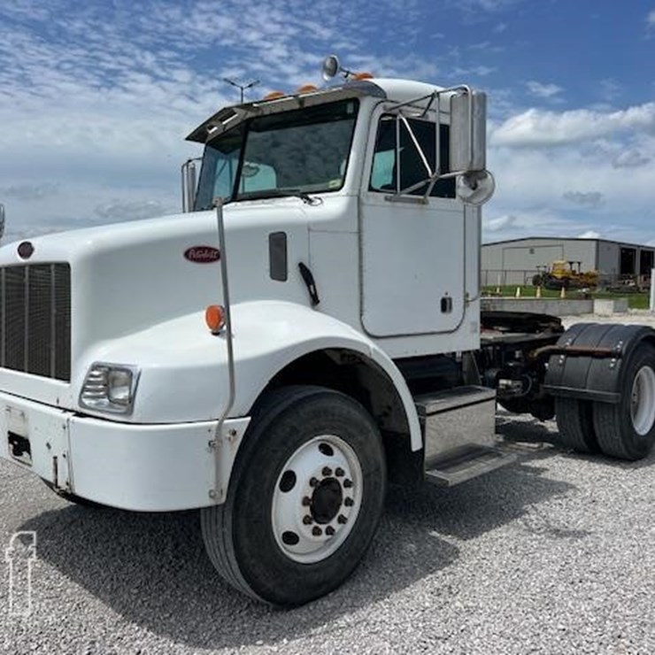 2003 PETERBILT 330