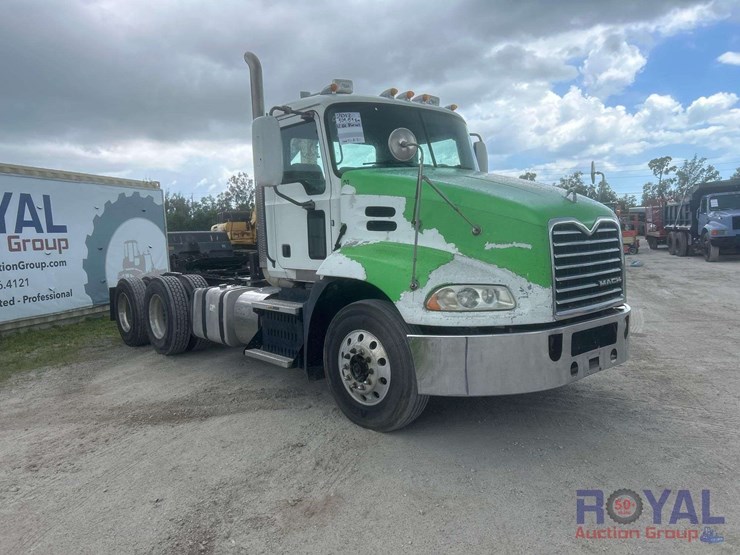 2012-mack-cxu613-day-cab-t/a-wet-kit-truck-tractor-image-2