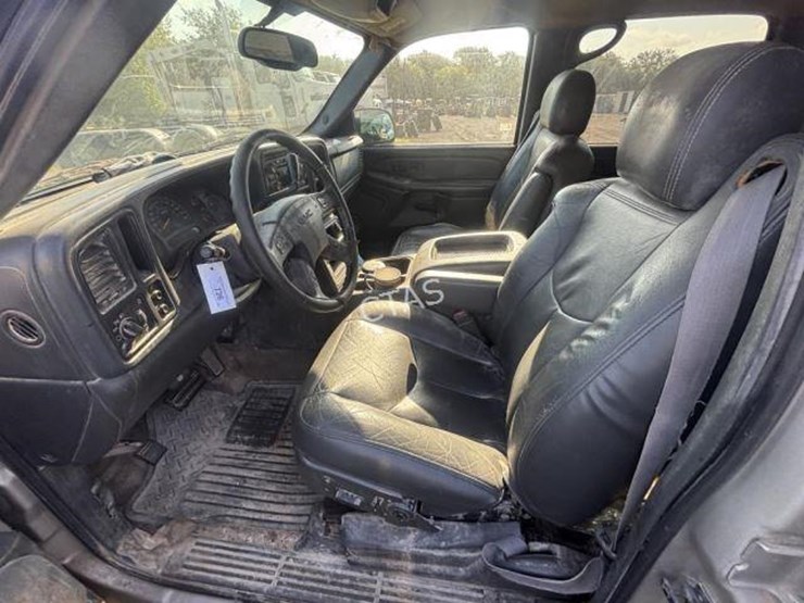 2004-gmc-sierra-2500-image-8