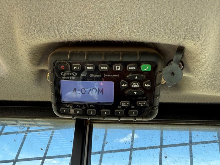 new-holland-c337-image-19