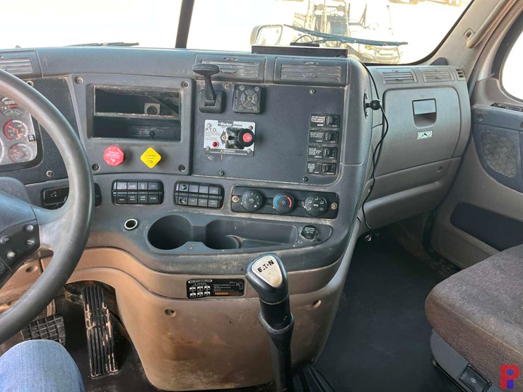 2012-freightliner-cascadia-125064st-t/a-60”-sleeper-truck-image-10