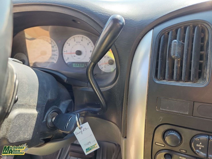 2006-chrysler-town-&-country-image-11