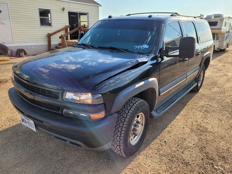 2004-chevrolet-suburban-image-1