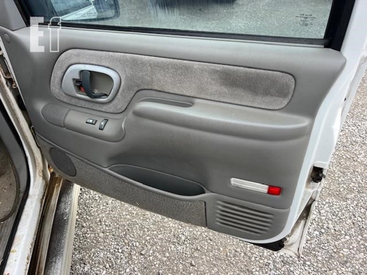 1999-chevrolet-suburban-image-23