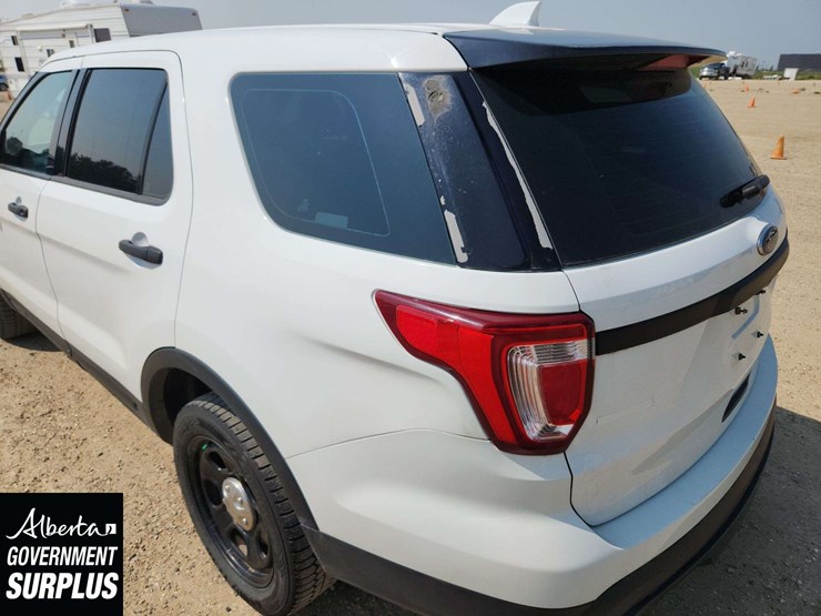 2017-ford-explorer-image-32