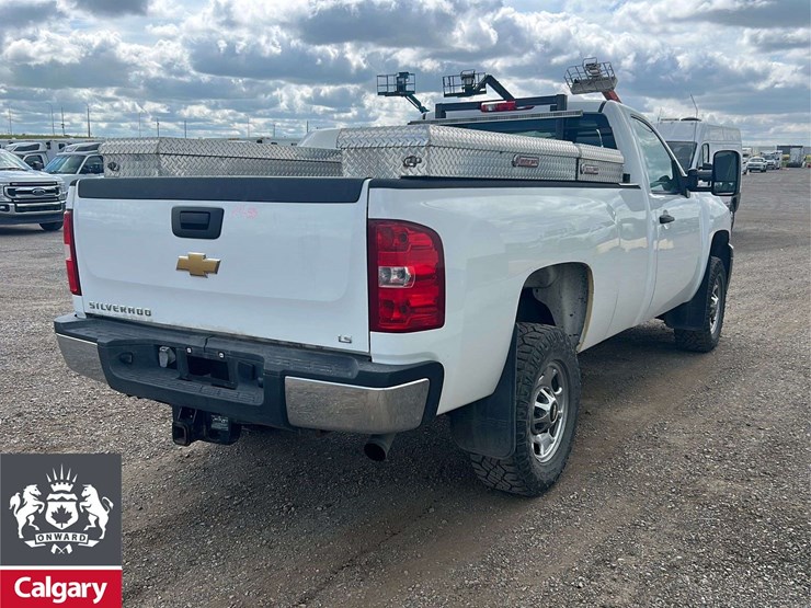 2013-chevrolet-silverado-2500hd-ls-image-4