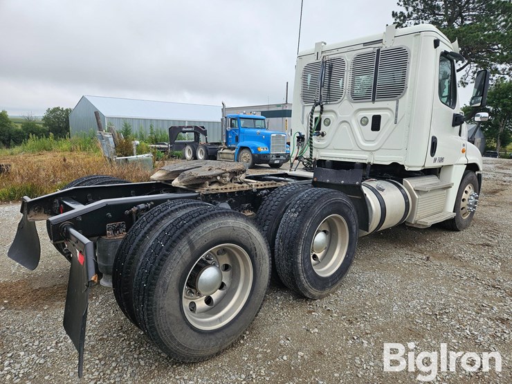 2016-freightliner-cascadia-125-image-5