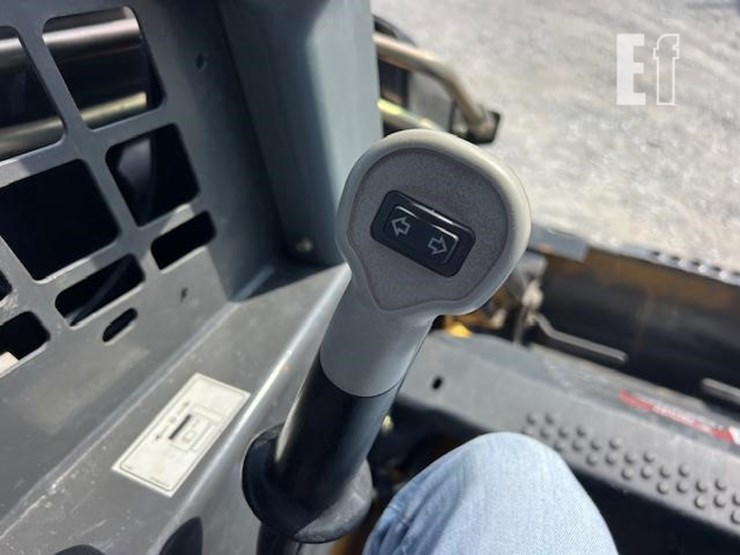 new-holland-l180-image-22
