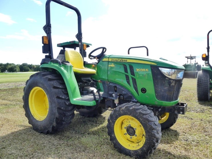 john-deere-3038e-image-2