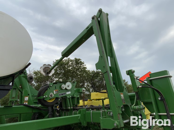 2021-john-deere-1745-image-13