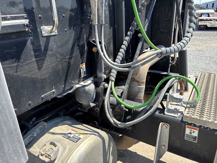 2011-peterbilt-386-image-47
