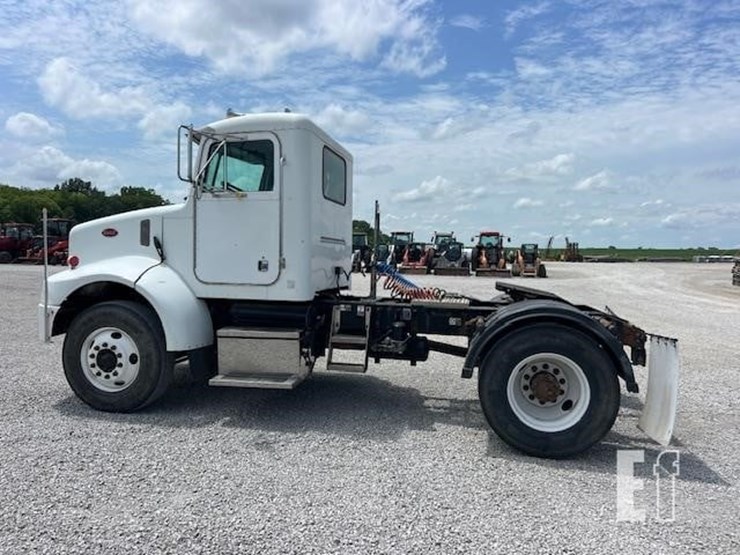 2003-peterbilt-330-image-3