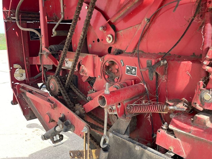 new-holland-br780-image-31