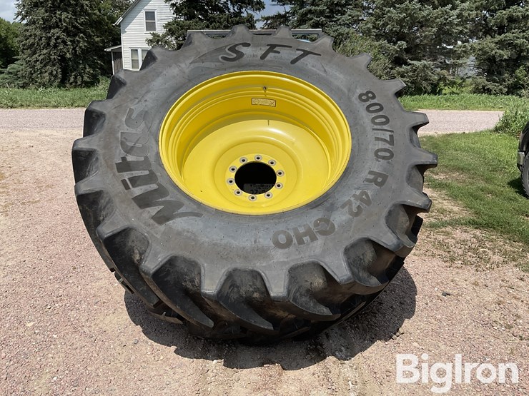 2024-john-deere-800-image-2