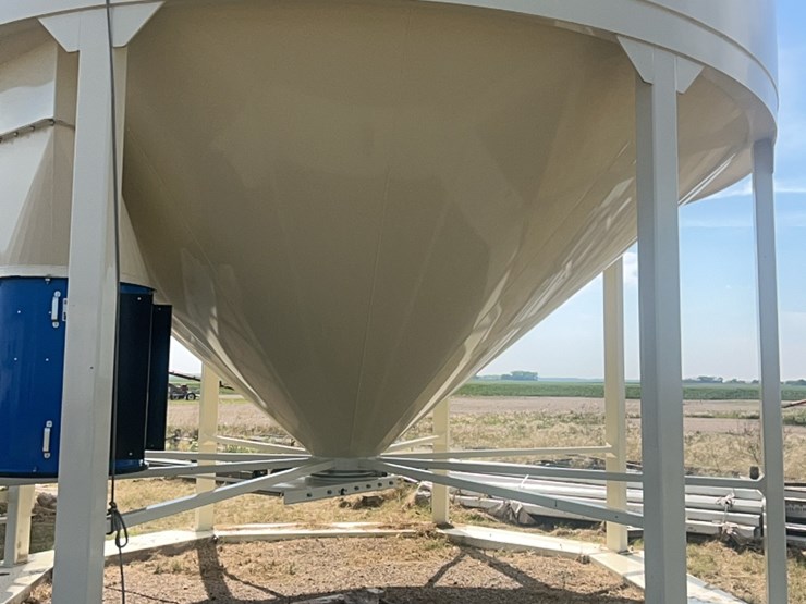 concept-7500-bushel-hopper-bin,-fully-equipped-with-agi-grainguard-10-hp-bin-fan-with-three-phase-electric-motor-image-43