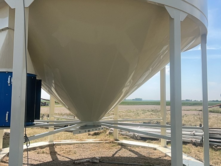 concept-7500-bushel-hopper-bin,-fully-equipped-with-agi-grainguard-10-hp-bin-fan-with-three-phase-electric-motor-image-44