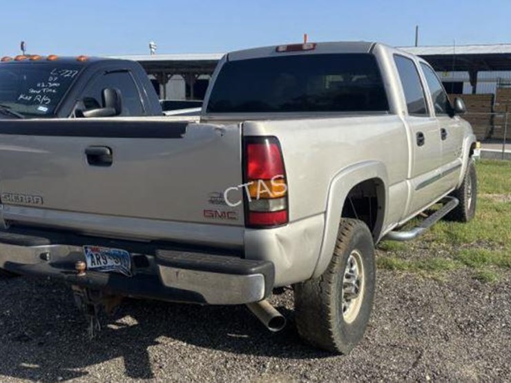 2004-gmc-sierra-2500-image-4