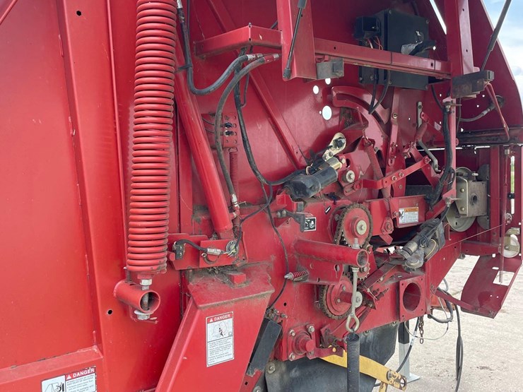 new-holland-br780-image-40