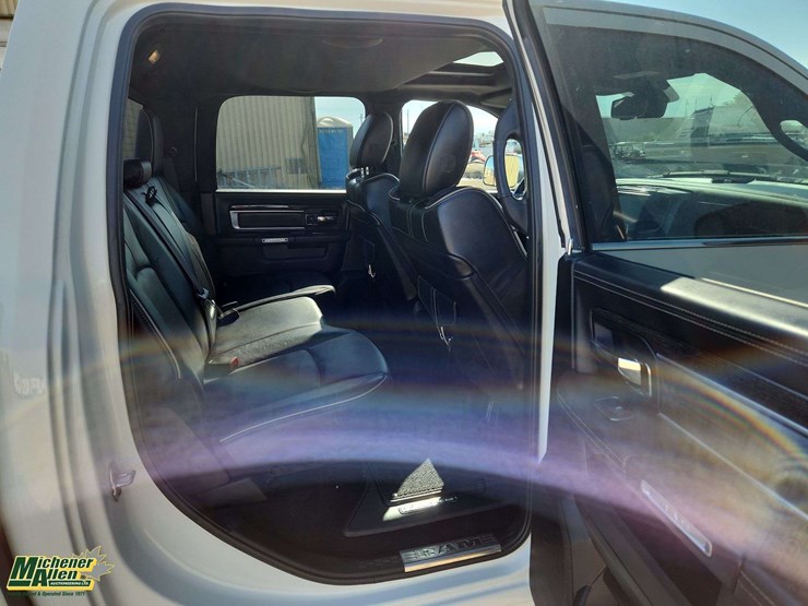2016-ram-1500-laramie-image-15