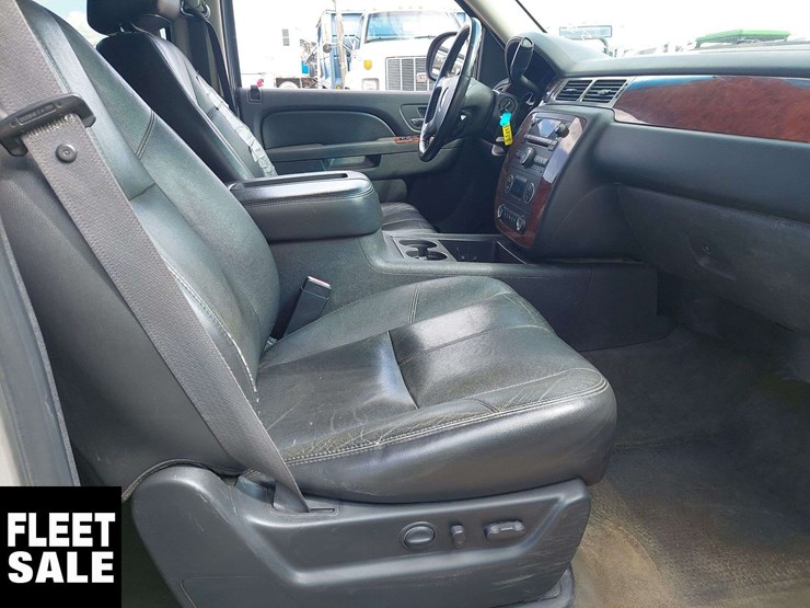 2011-chevrolet-suburban-image-13