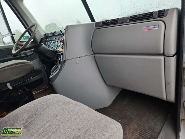 2006-freightliner-columbia-120-image-26