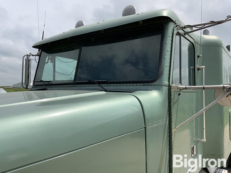2000-freightliner-fld120-image-10