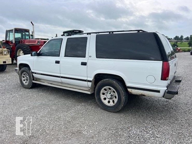 1999-chevrolet-suburban-image-4