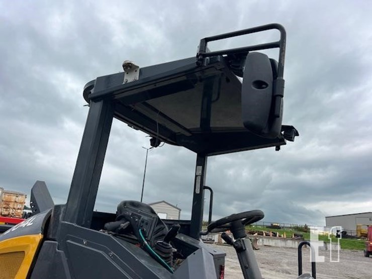 2020-deere-204l-image-25