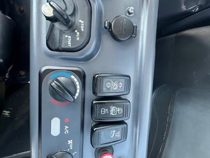 2020-kubota-r630-image-23