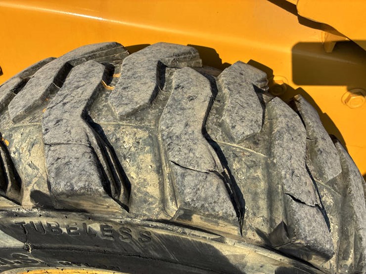 2019-caterpillar-246d-image-36