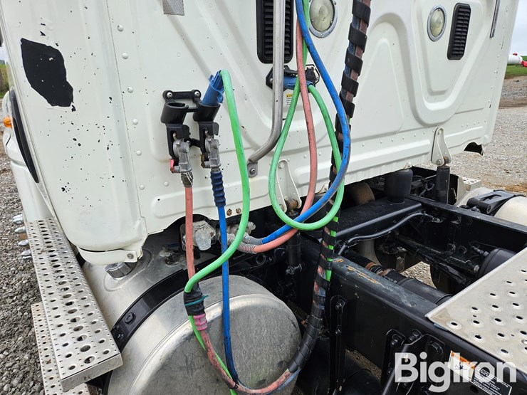 2016-freightliner-cascadia-125-image-12