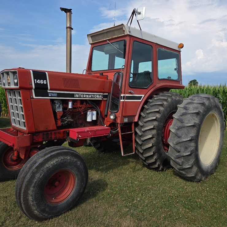 1976 IH 1466 tractor