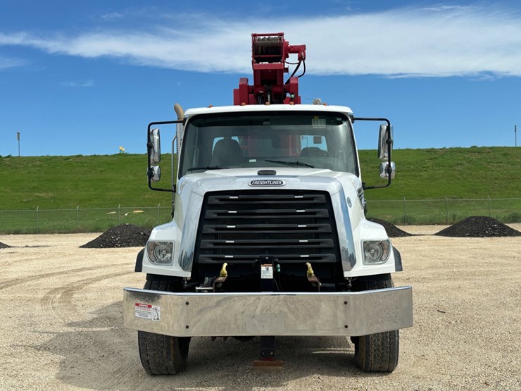 2014-freightliner-108sd-image-2