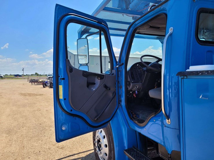 2007-freightliner-m2-106-image-11